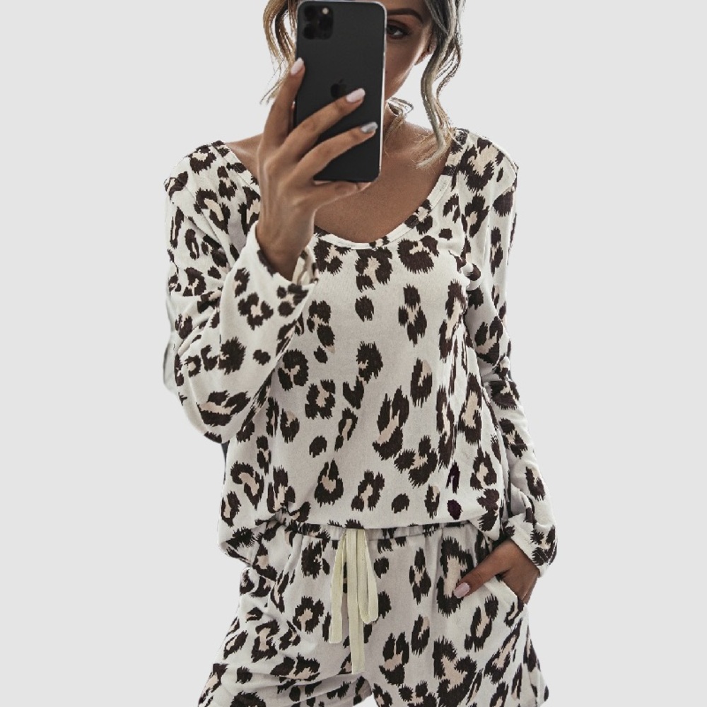 Two piece leopard print set 💕